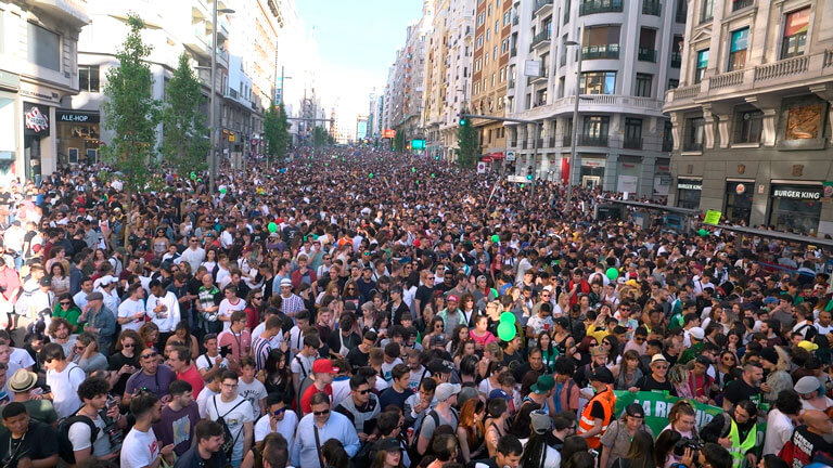 Miles de personas en la Marcha Mundial de la Marihuana en Madrid 2019